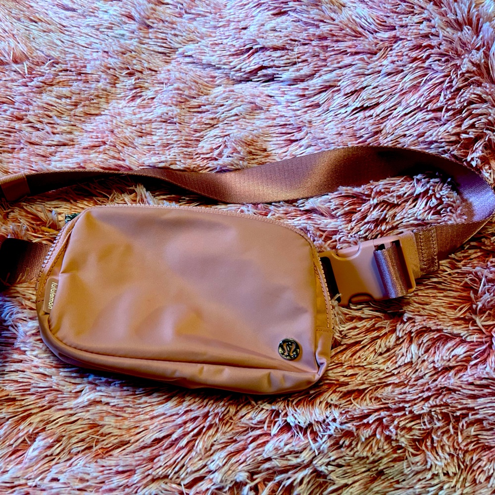 Lululemon shoulder bag / fanny pack